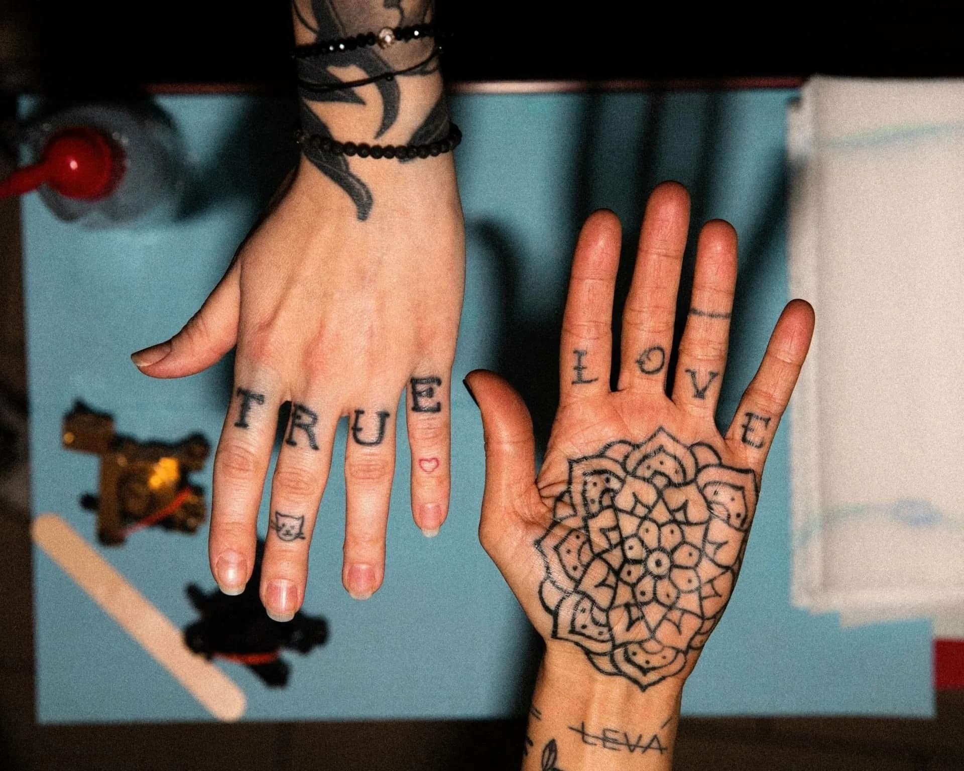 TRIBO Tattoo & Piercing – tetovací studio Praha na Janáčkově nábřeží