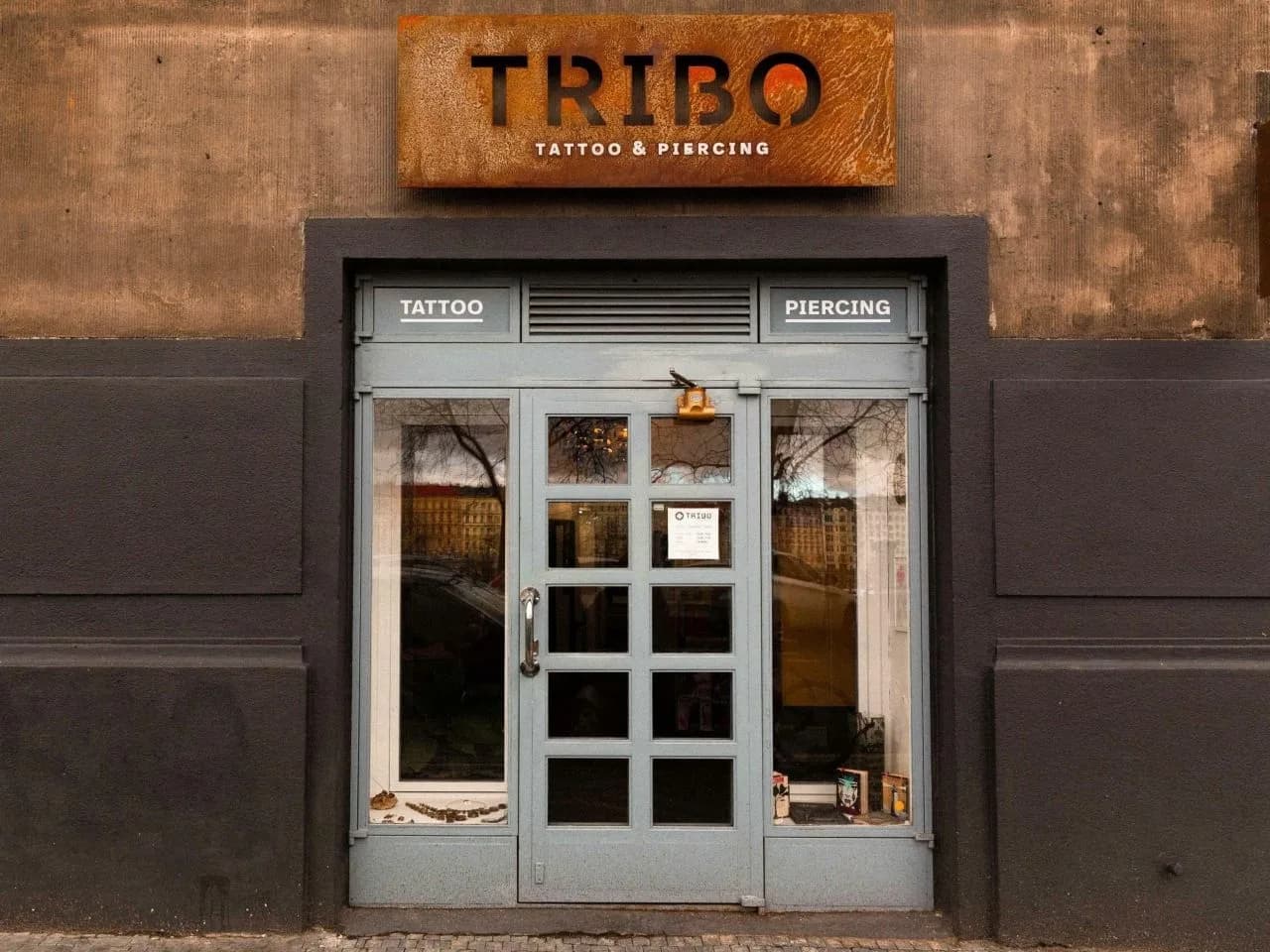 Tribo tattoo & piercing – Janáčkovo nábřeží 5, Praha